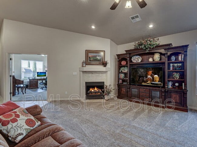 Building Photo - 621 Rolling Hills Dr