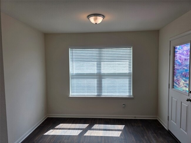 Building Photo - 723 Crystal Lakes Dr
