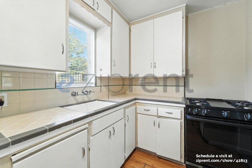 Building Photo - 151 W 18th St