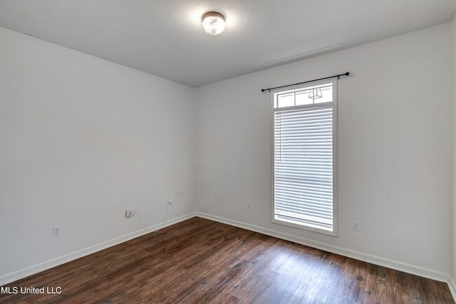 Building Photo - 120 Lennox Pl