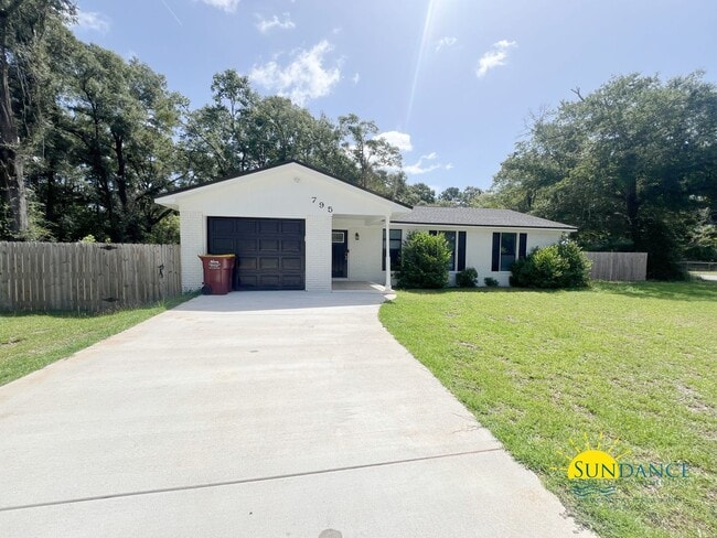Building Photo - Inviting 3 Bedroom Home in Crestview Near Downtown & I-10!