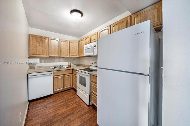 Building Photo - 405 S Pine Island Rd