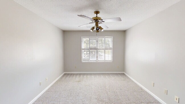 Building Photo - 4130 Knollcrest Cir N