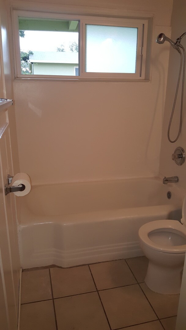 Building Photo - Charming 1bdr duplex with private yard and garage!