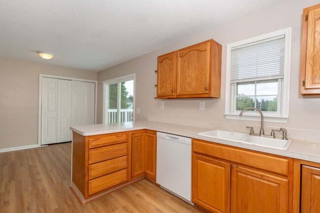 Building Photo - 3 bed/2 bath Single Family Home in Martins...