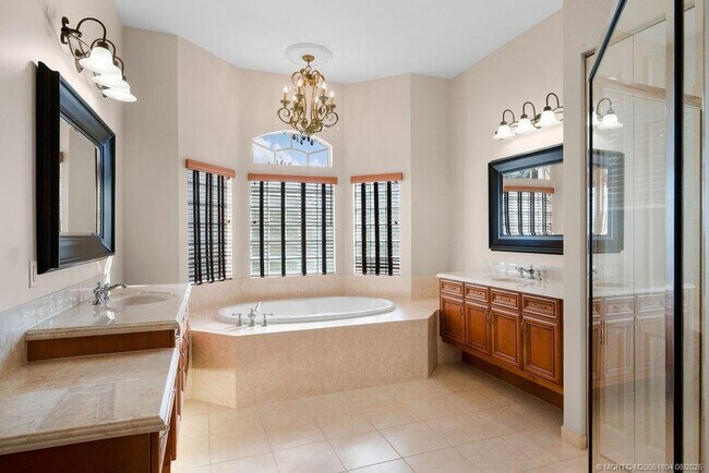 Building Photo - 511 SW Squire Johns Ln