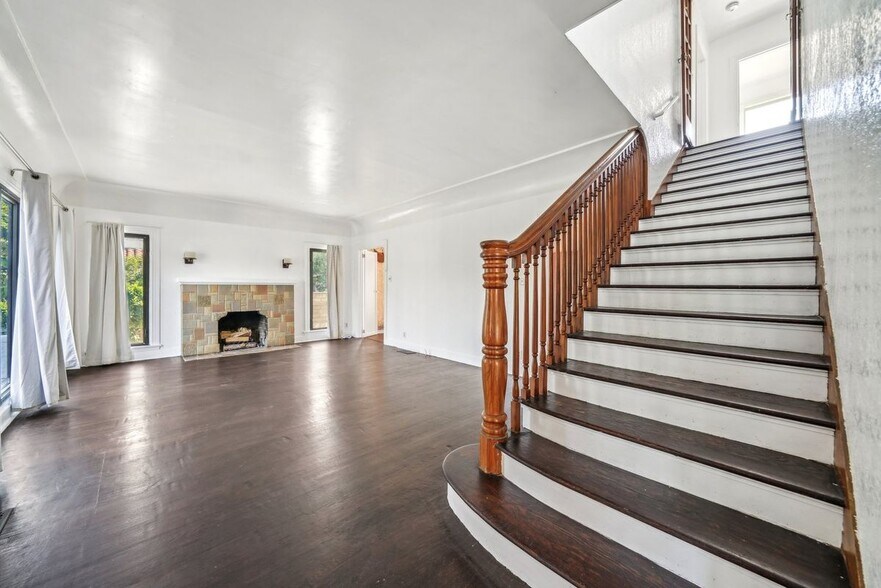 Building Photo - 3098 N Arrowhead Ave