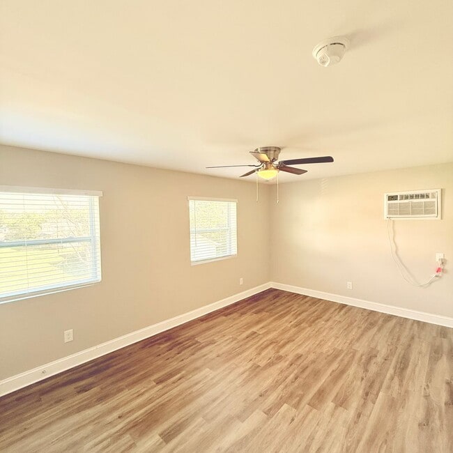 Building Photo - Oak Ridge - 3 bedroom 2 bath Duplex - call...
