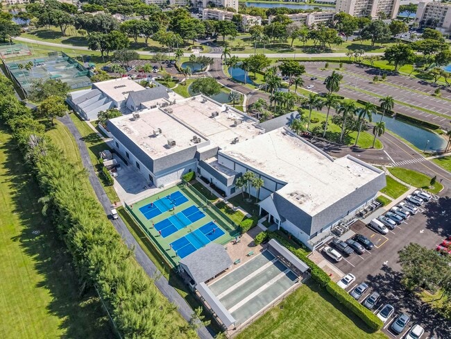 Building Photo - 6865 Huntington Ln