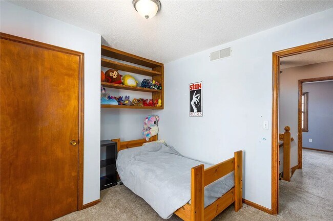 Building Photo - 5-Bedroom, 2-Bath Rental Home in Urbandale...
