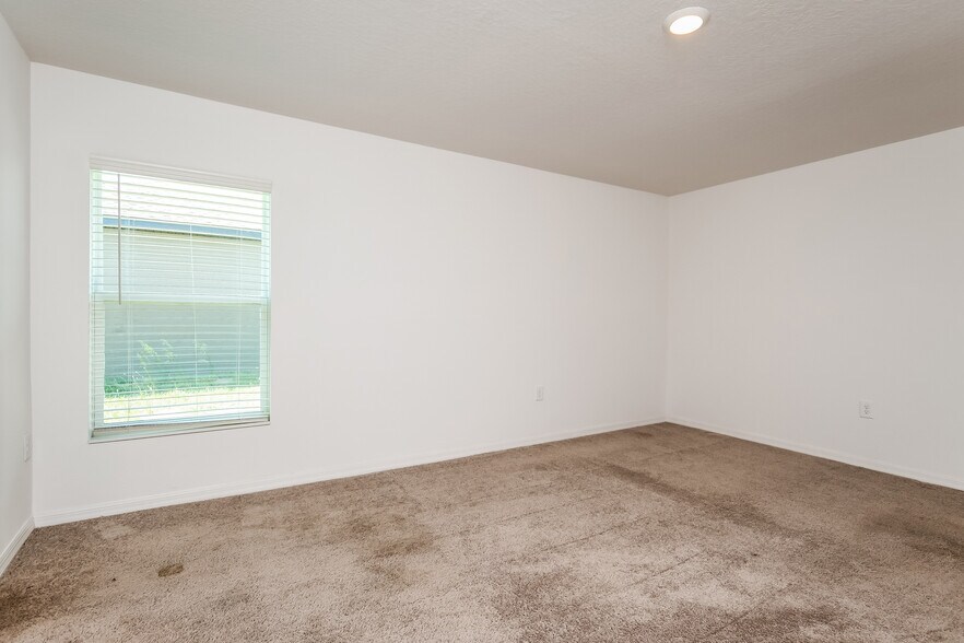 Building Photo - 1375 Swan Lake Cir