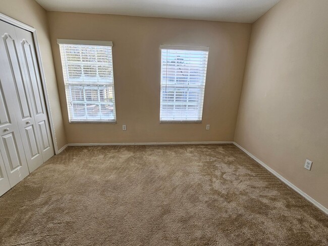 Building Photo - Brandon townhome with 2 bedrooms, 2 baths ...