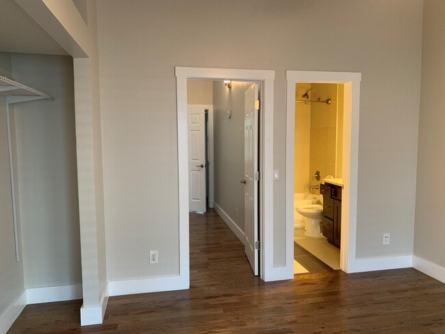 Building Photo - 1938 Newland Ct