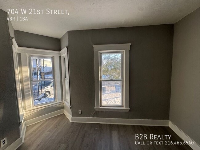 Building Photo - 704 W 21st St