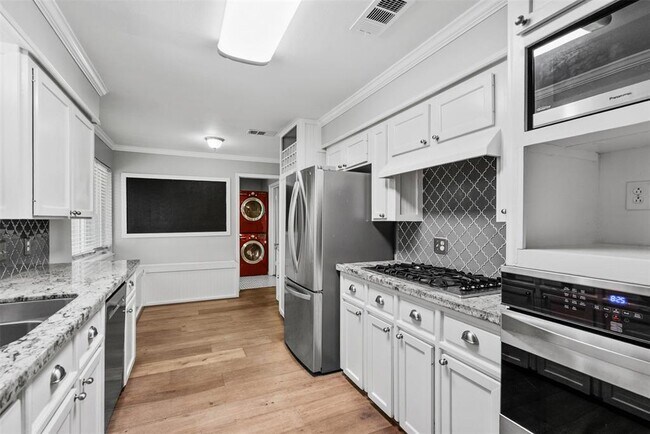 Building Photo - 5019 Oak Forest Dr