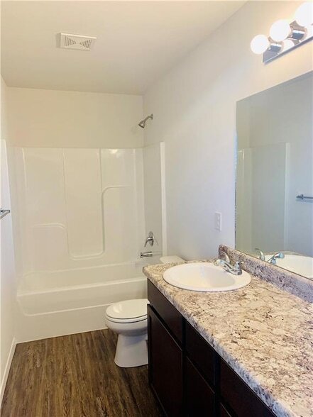 Building Photo - 936 E Bunting St