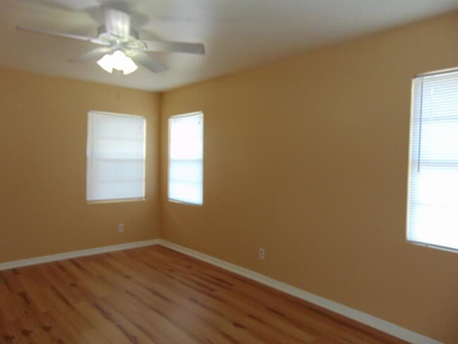 Building Photo - 118 E Pine Dr