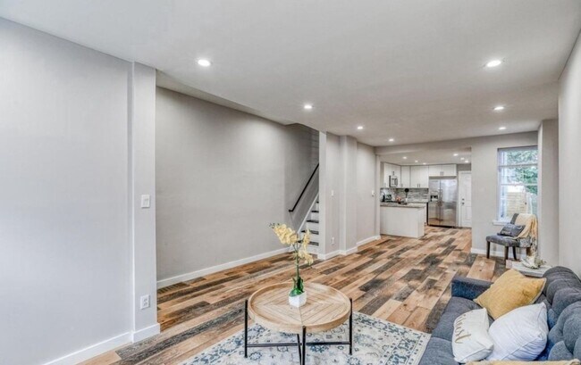 Building Photo - Luxurious 4-Bed/2-Bath Townhome in Cecil B. Moore! Available NOW!