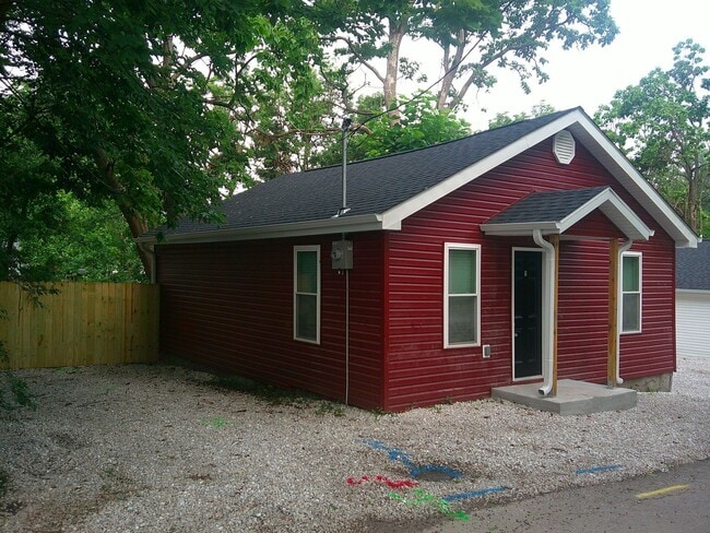 Building Photo - Fully Remodeled 2 Bed 1 Bath House