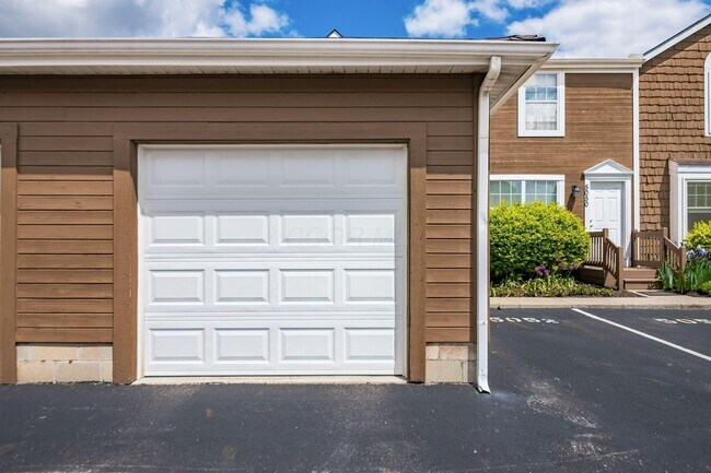 Building Photo - 5052 Stoneybrook Blvd