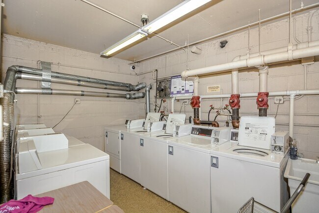 Building Photo - 665 W Wrightwood Ave