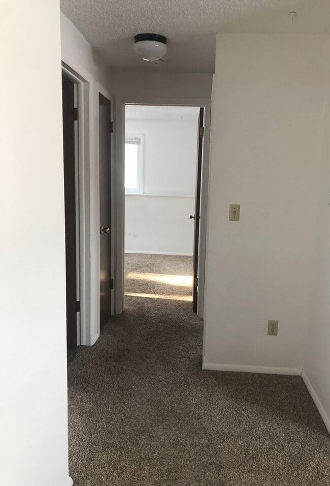 Building Photo - 2 bedroom 1 bath Centrally Located Apartment