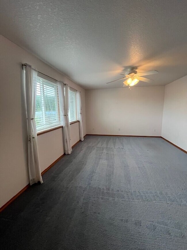 Building Photo - 3 Bedroom 2.5 Bath Dayton OR
