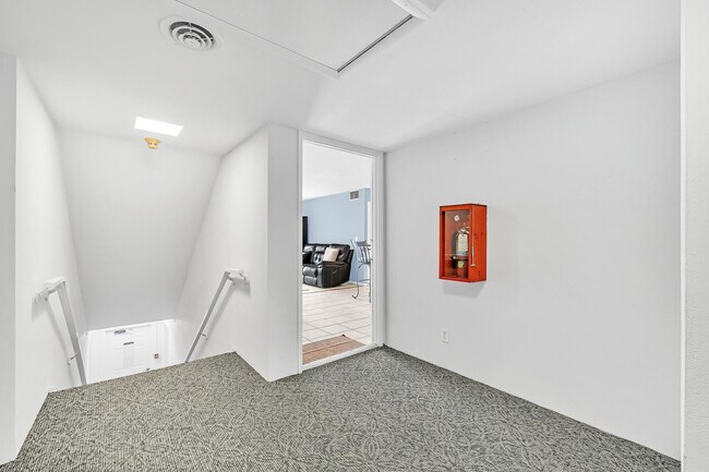 Building Photo - 130 Cypress Club Dr