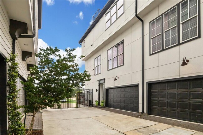 Building Photo - 4124 Willowbend Blvd