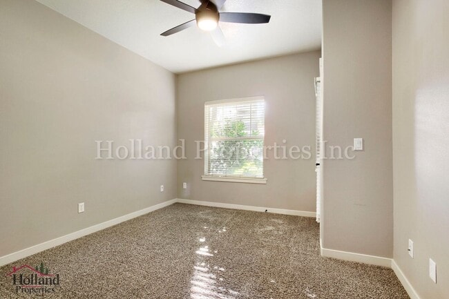 Building Photo - 670 NE Roydon Ln