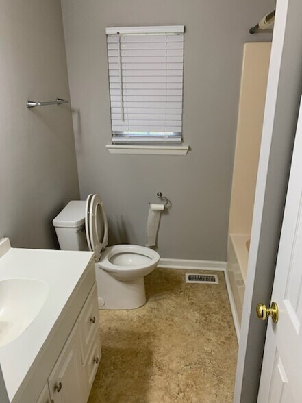 Building Photo - 406 Missionary Ave
