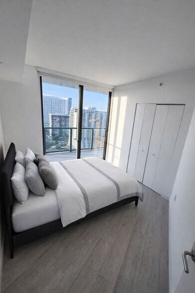 Building Photo - 501 NE 31st St