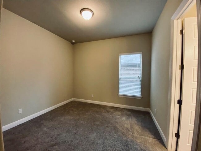 Building Photo - 821 Richardson Ln