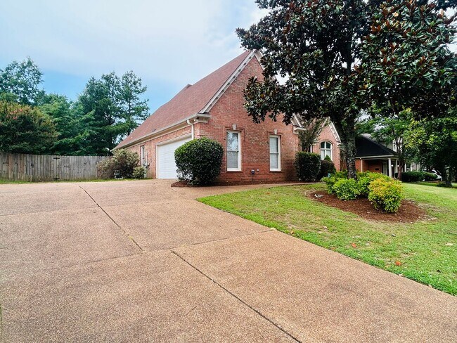 Building Photo - 4 BEDROOM/2 BATH HOME + Bonus Room in Rive...