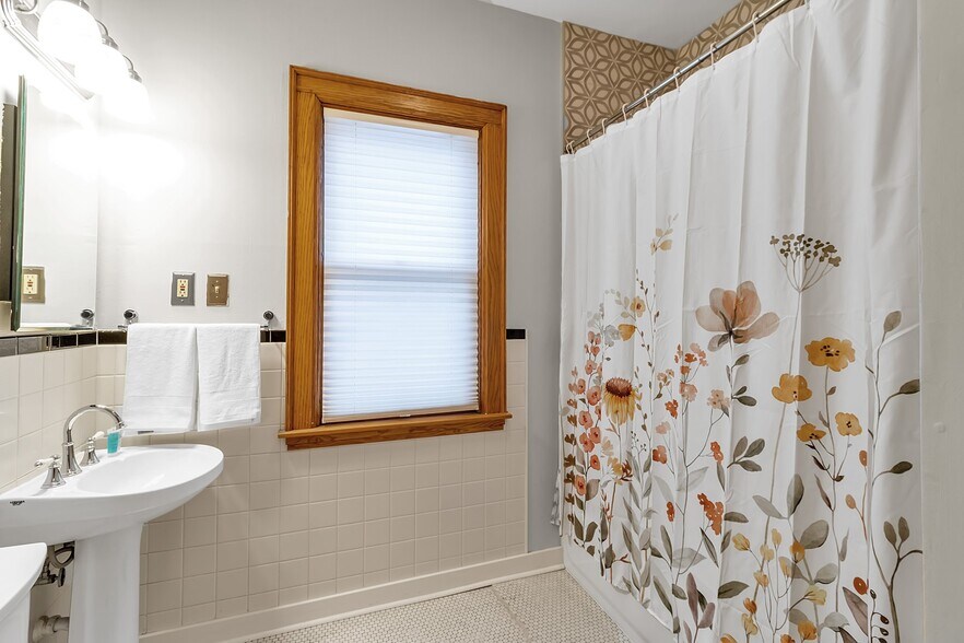 Building Photo - 217 Norwood Ave