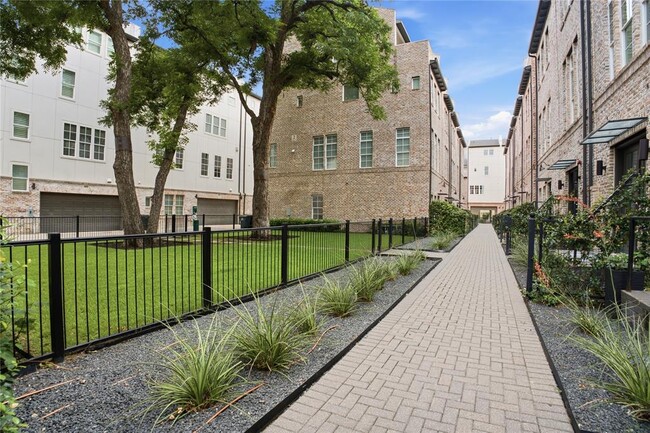Building Photo - 1411 Town Creek Dr