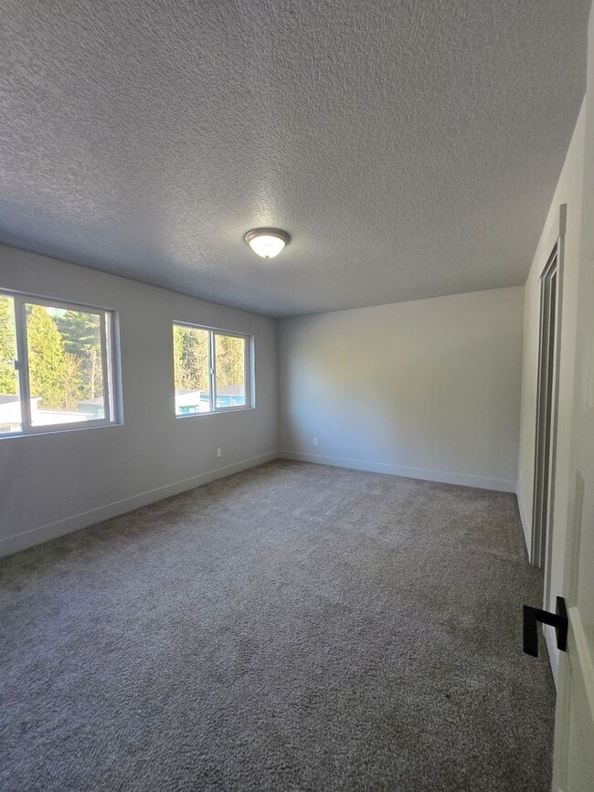 Building Photo - 3 Bedroom 2.5 Bathroom in Winlock