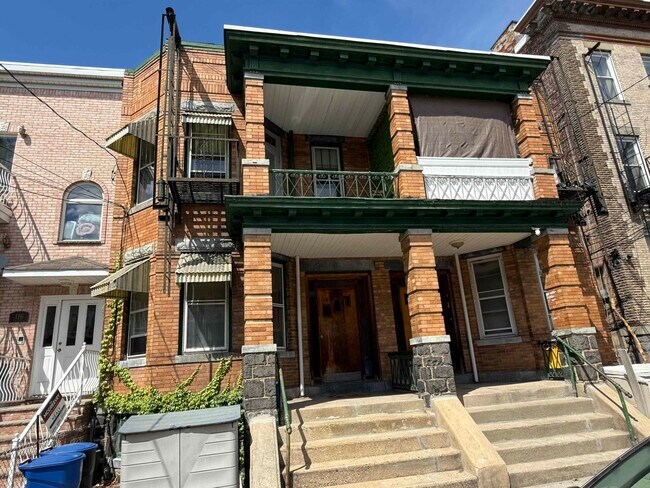 Building Photo - 114 Lake St