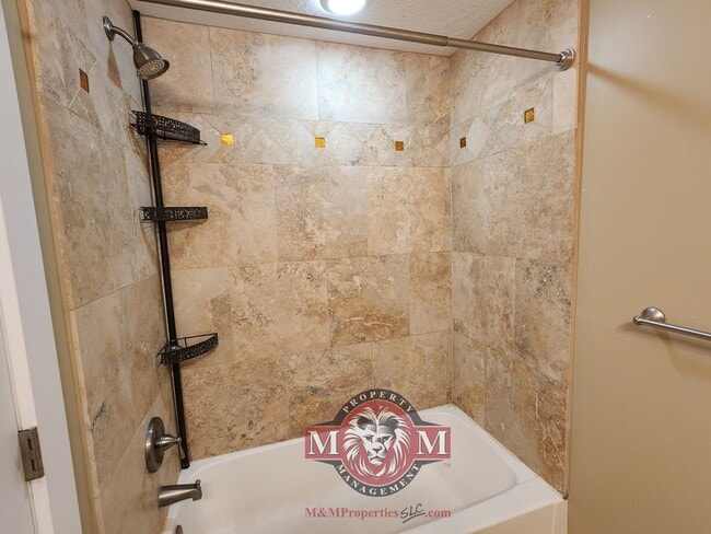 Building Photo - Remodeled 5 Bd Home in Midvale