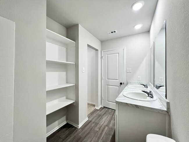 Building Photo - Stunning New Build with 5 Bedrooms & Moder...