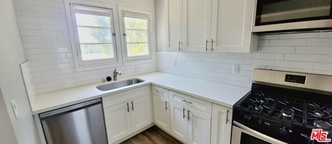 Building Photo - 164 S Elm Dr