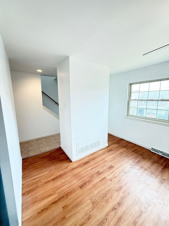 Building Photo - Newly Renovated 3 Bedroom 1.5 Bath House f...