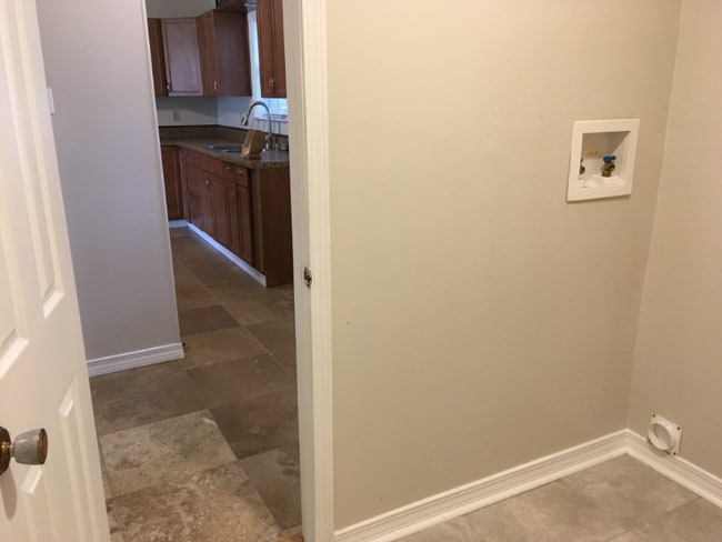 Building Photo - 659 Meadow Dr