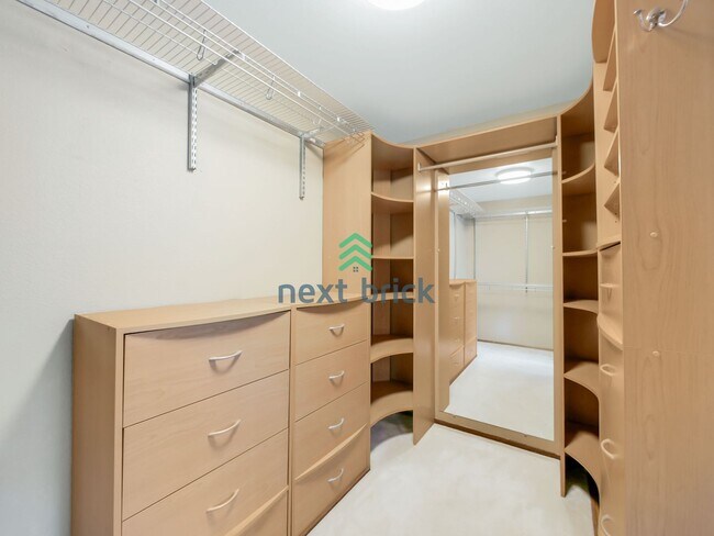 Building Photo - 5 Bed and 3 Bath Single-family Home Availa...