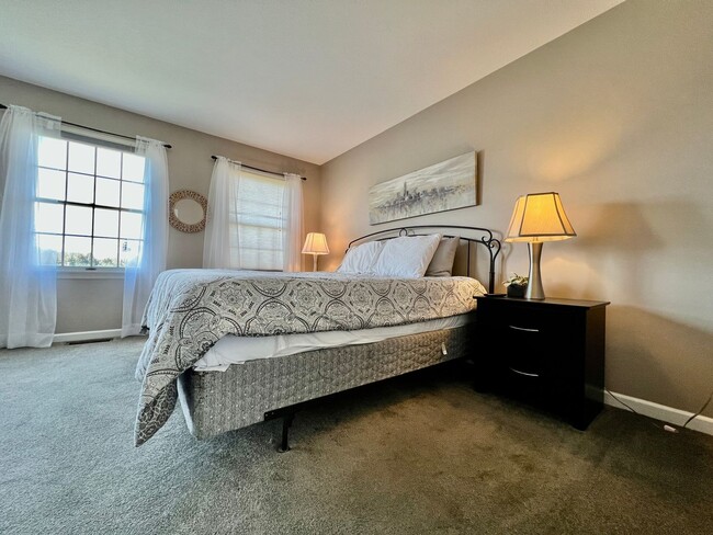 Building Photo - Fully Furnished Rental Property