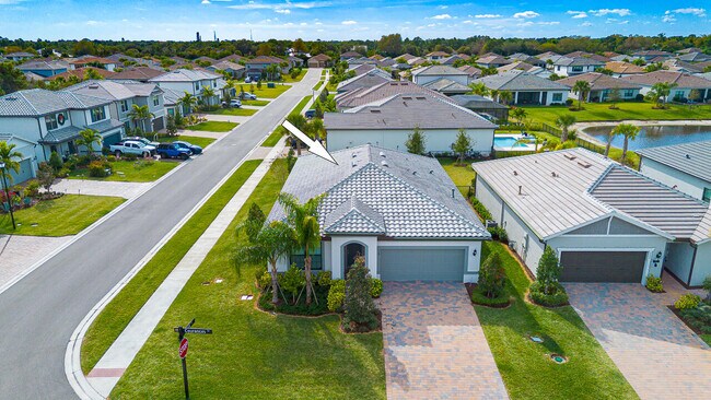 Building Photo - 758 SE Courances Dr