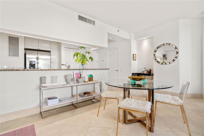 Building Photo - 808 Brickell Key Dr