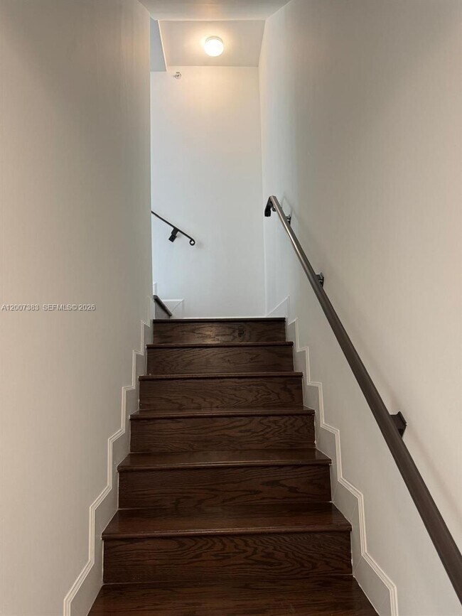 Building Photo - 18421 NE 27th Ct