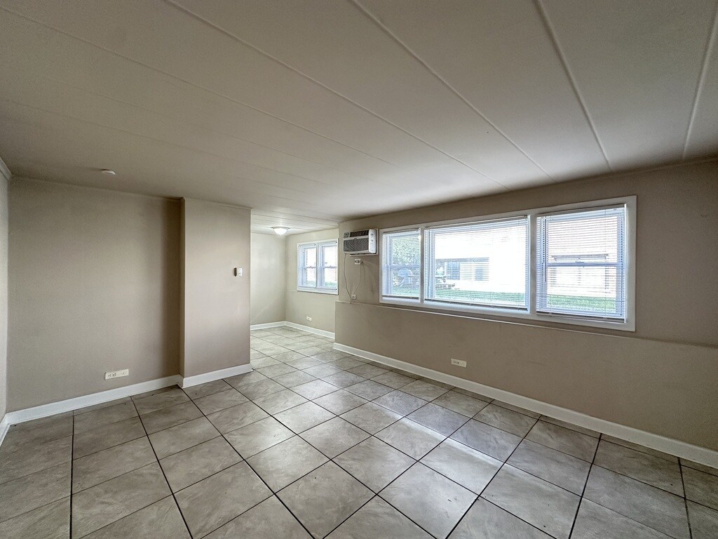 Building Photo - 9612 Ivanhoe Ave