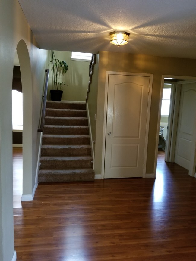 entryway stairs and powder room bath. - 19945 Eagle Ridge Ln